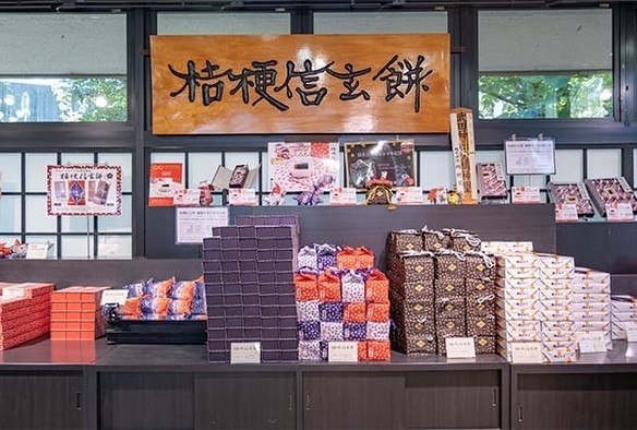 桔梗信玄餅工場テーマパーク併設の直売所