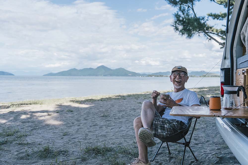 琵琶湖を望みながらチェアリングするウィンピーさん