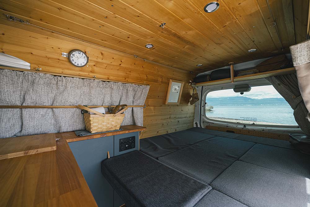 サイドドアを開けて車内を見た様子