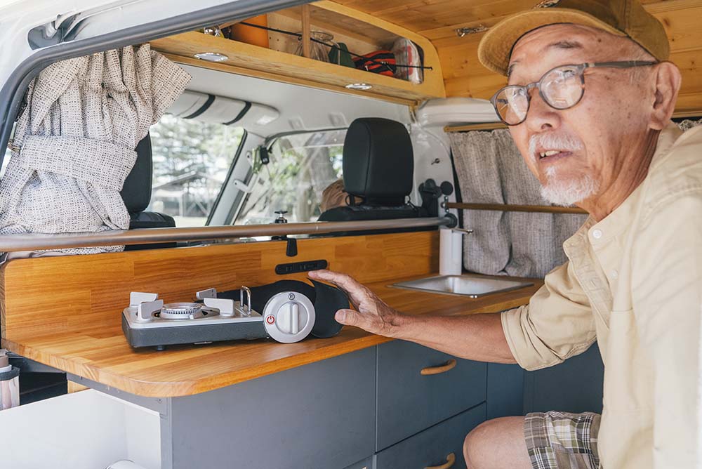 カセットコンロを取り出すウィンピーさん