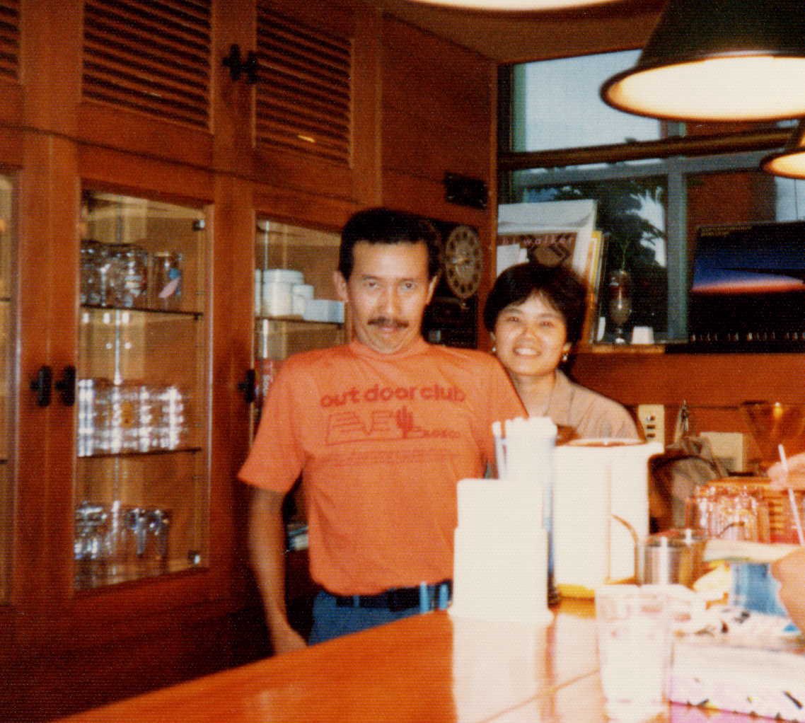 バー経営時代のウィンピーさんと奥さん