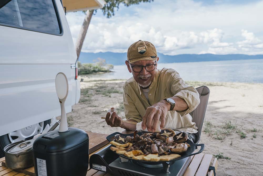 ウィンピーさんがマルチグリドルの上にソースをかけている様子