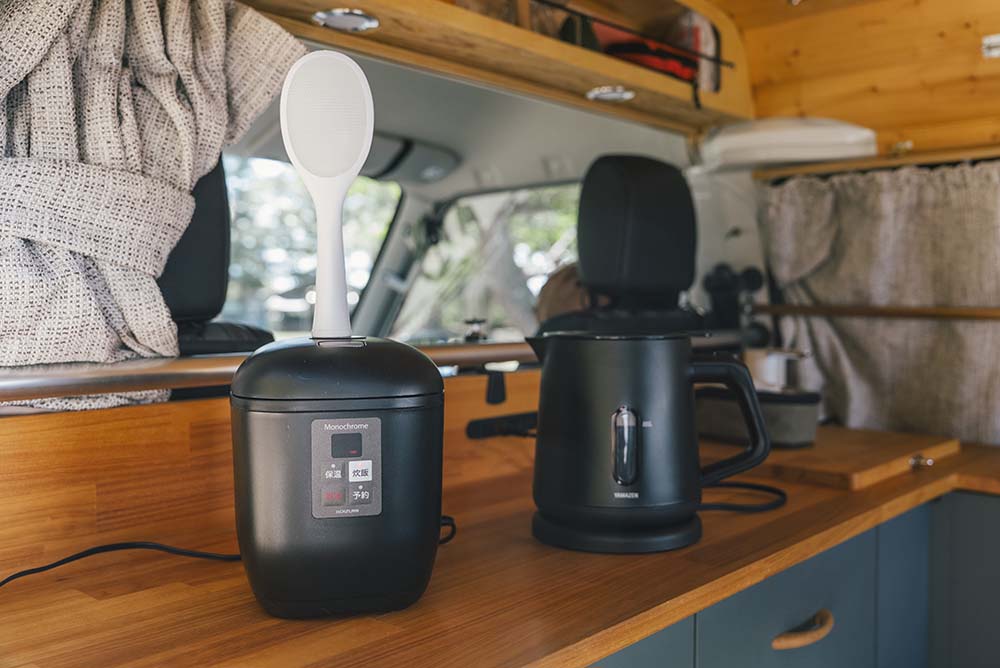 L字カウンターに置かれた炊飯器と電子ケトル