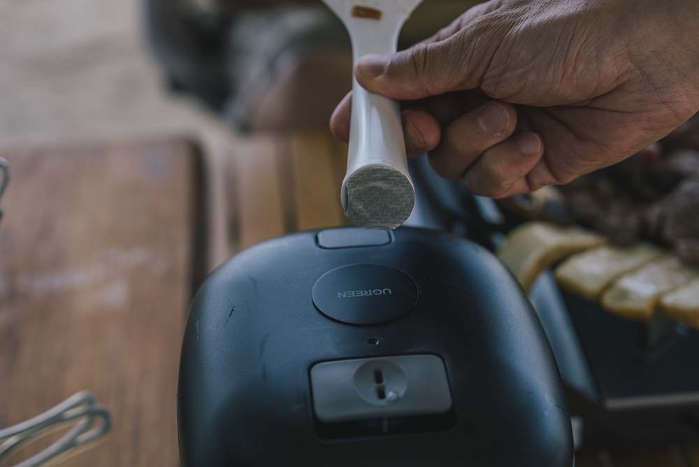 炊飯器の上に置かれたしゃもじの裏には細工が