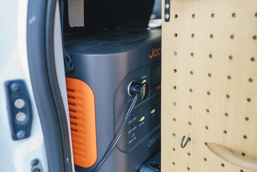 助手席の後ろ側のL字カウンターの間に置かれたポータブル電源