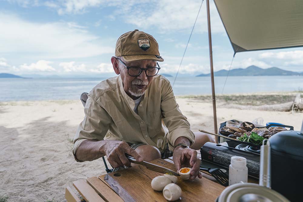 煮卵を切っているウィンピーさん