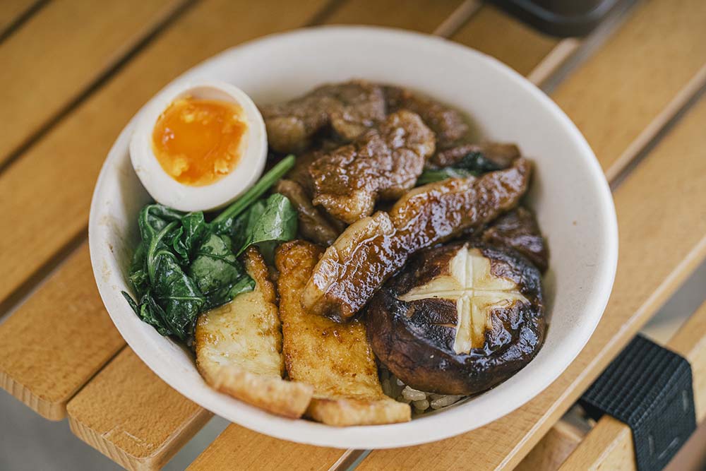 牛肉とシイタケに、厚揚げとほうれん草、煮卵の載った丼