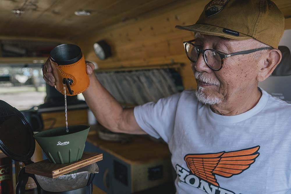 ハンドドリップでコーヒーを淹れるウィンピーさん