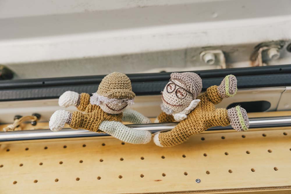 カーテンレールに付けられたウィンピーさん夫妻のぬいぐるみクリップ