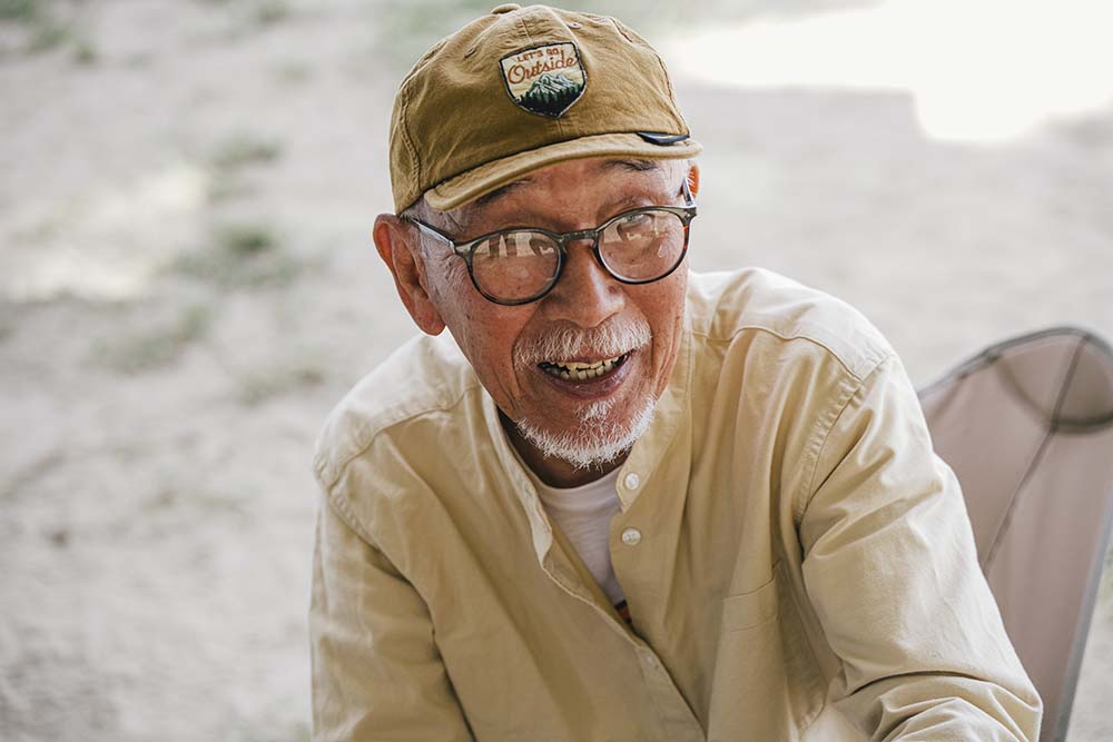 真剣なまなざしでインタビューに応えるウィンピーさん