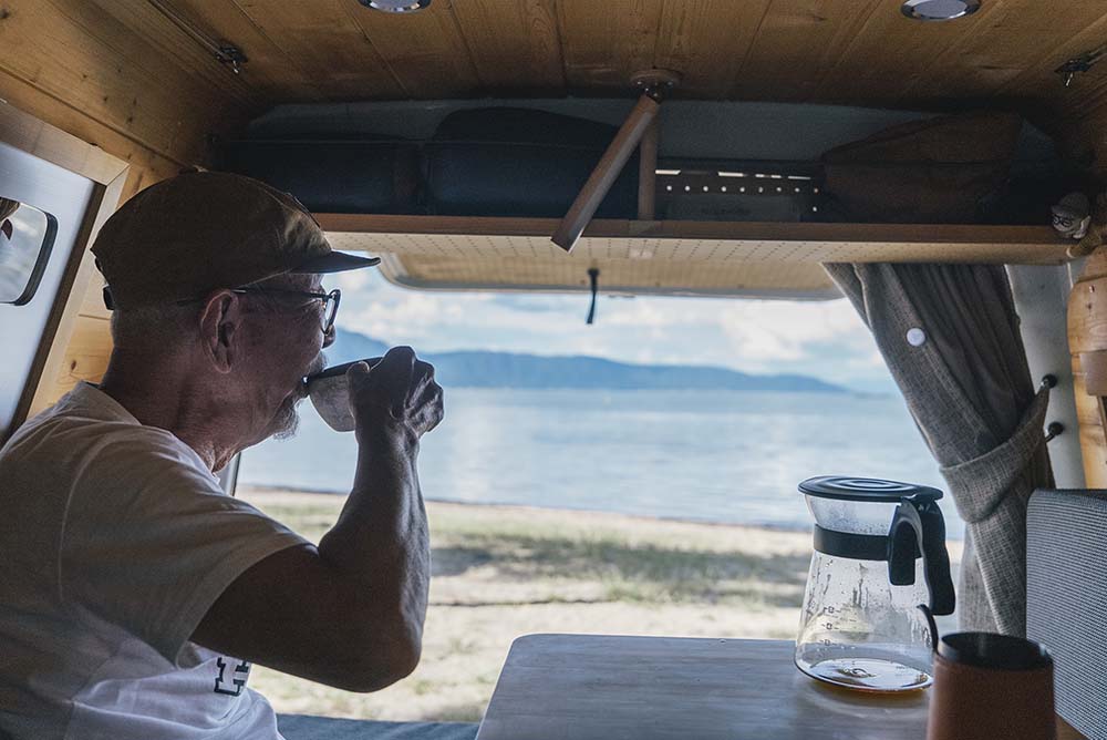 車内でコーヒーを飲みながら琵琶湖を望むウィンピーさん