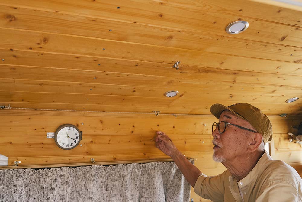 羽目板で敷き詰められた天井と壁