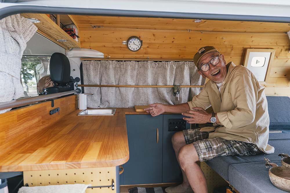 自作のL字カウンターキッチンを披露するウィンピーさん