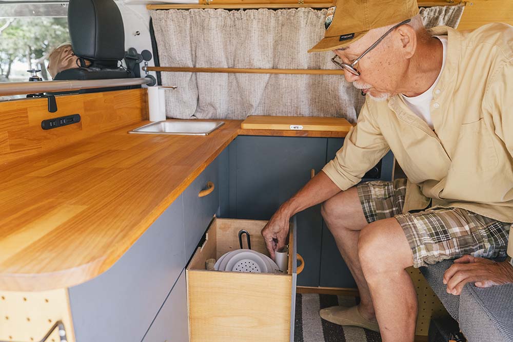 L字カウンターキッチンの引き出しを物色するウィンピーさん