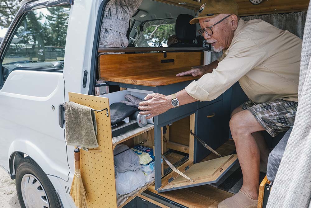 サイドドアを開けた状態でL字カウンターの引き出しを外に出している様子