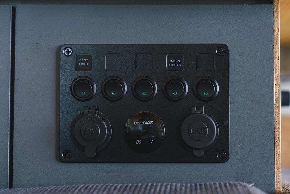 キッチンカウンターの側面に設置されたスイッチ