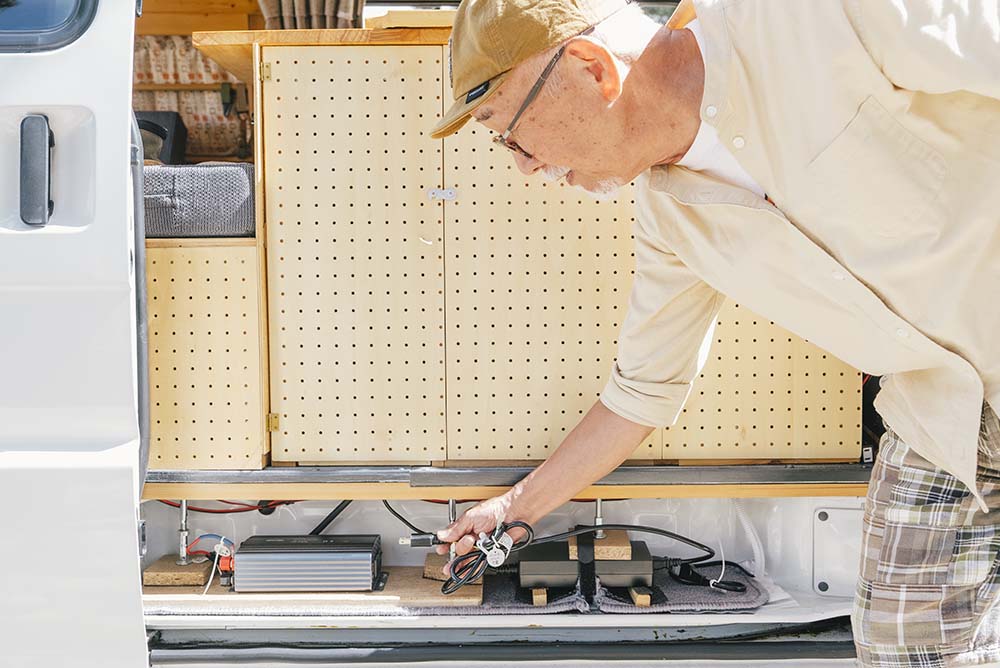 電気系統の配線を説明しているウィンピーさん