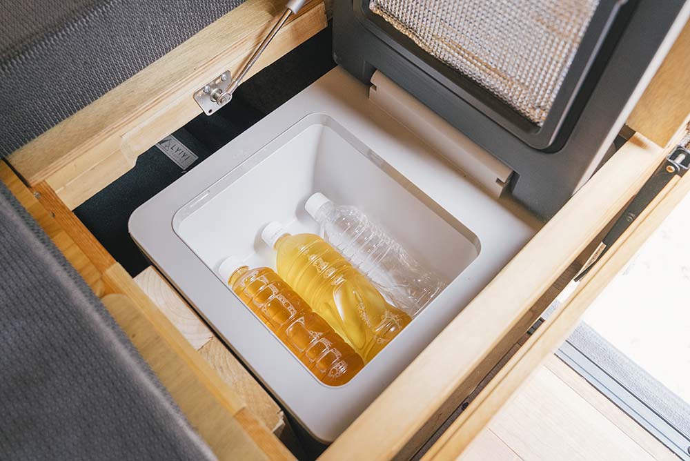 ベッド下には電源のつながった冷蔵庫も