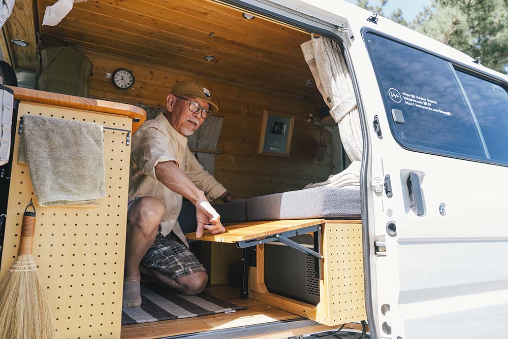 ベッド台の側面の板を持ち上げている様子