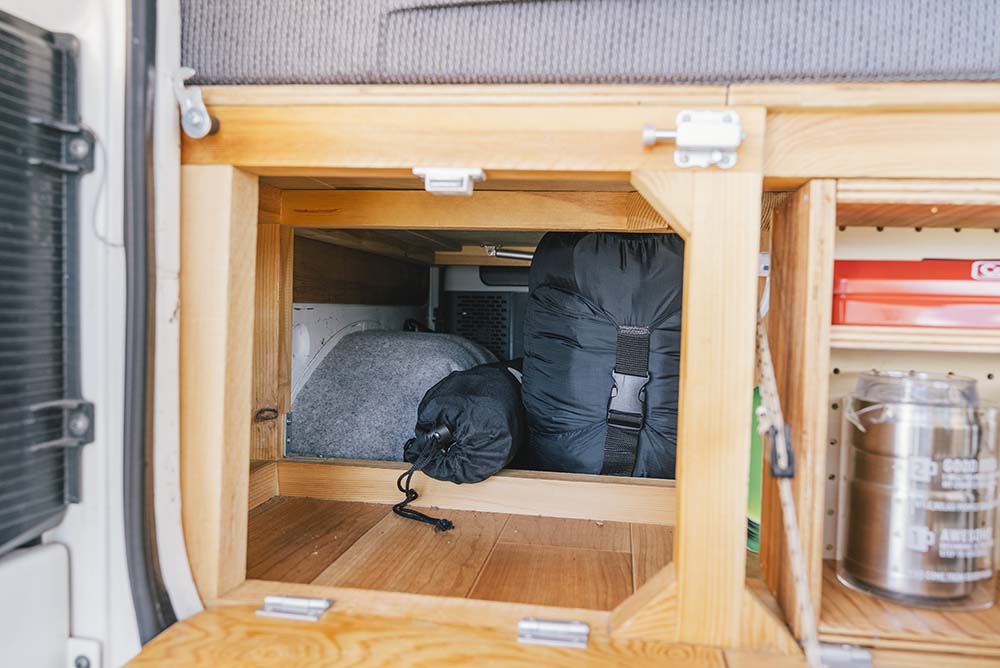 ベッド下の荷物収納スペース