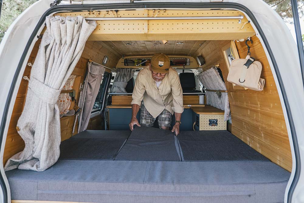 ベッド中央のマットを取り外している様子