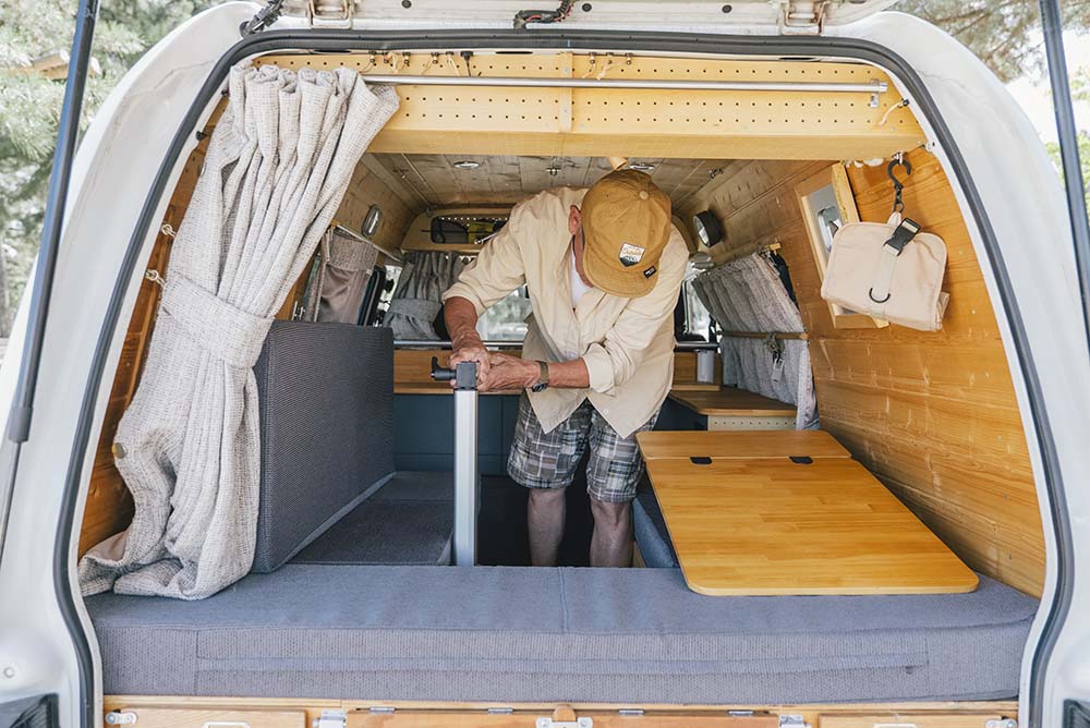 テーブル用の脚を設置している様子