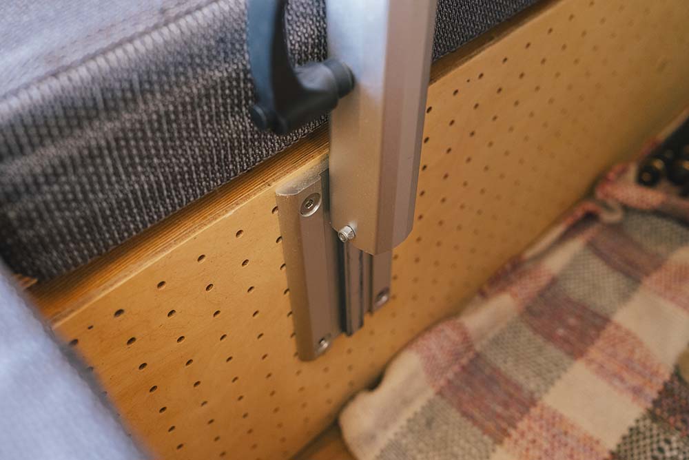 テーブル用の脚を差し込んでいる様子