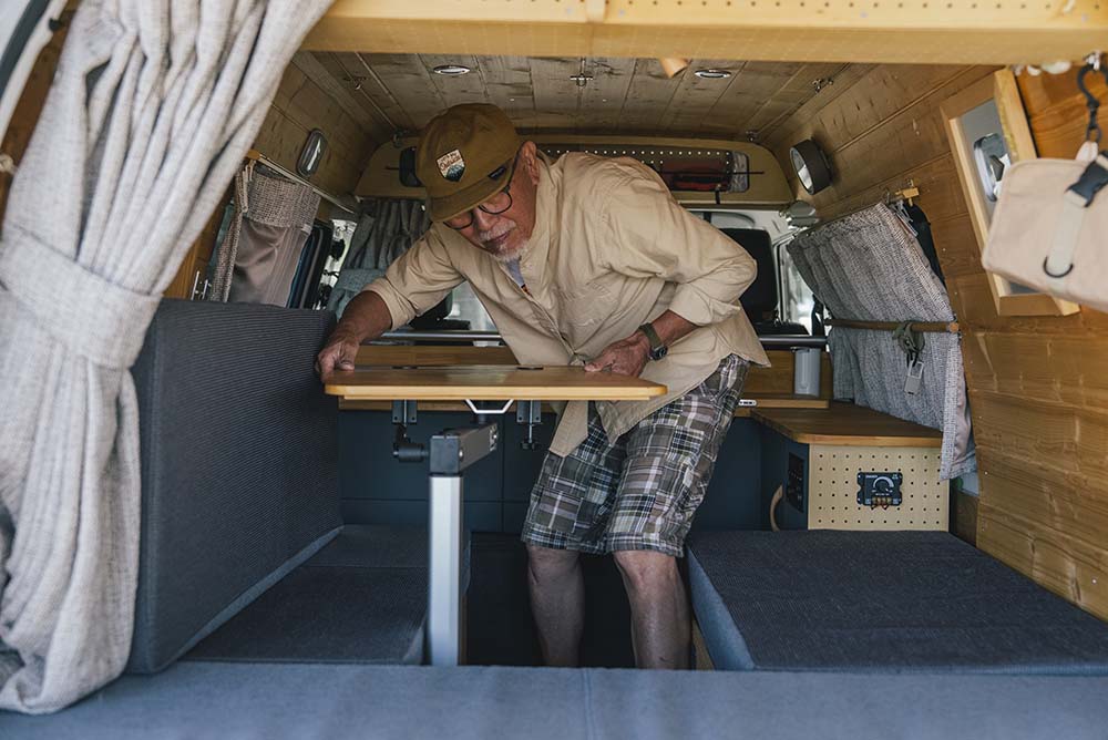 ベッドの床板をテーブル用の脚に設置している様子