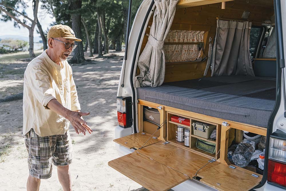 バックドアを開けた状態でベッド側面の蓋を開けている様子