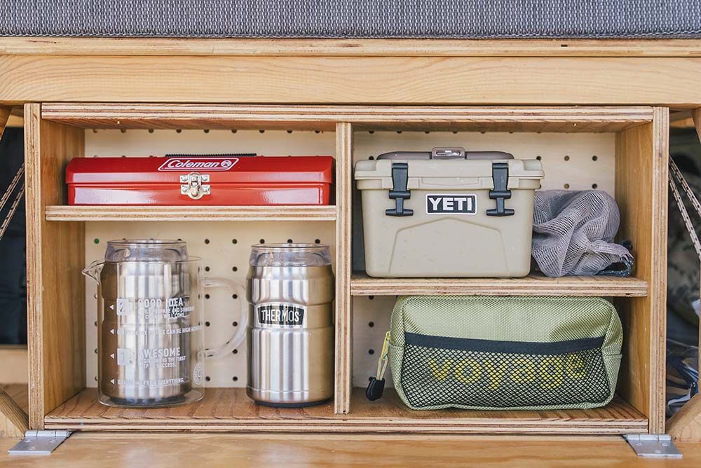 バックドア側から見たベッド下に設えられた棚の様子