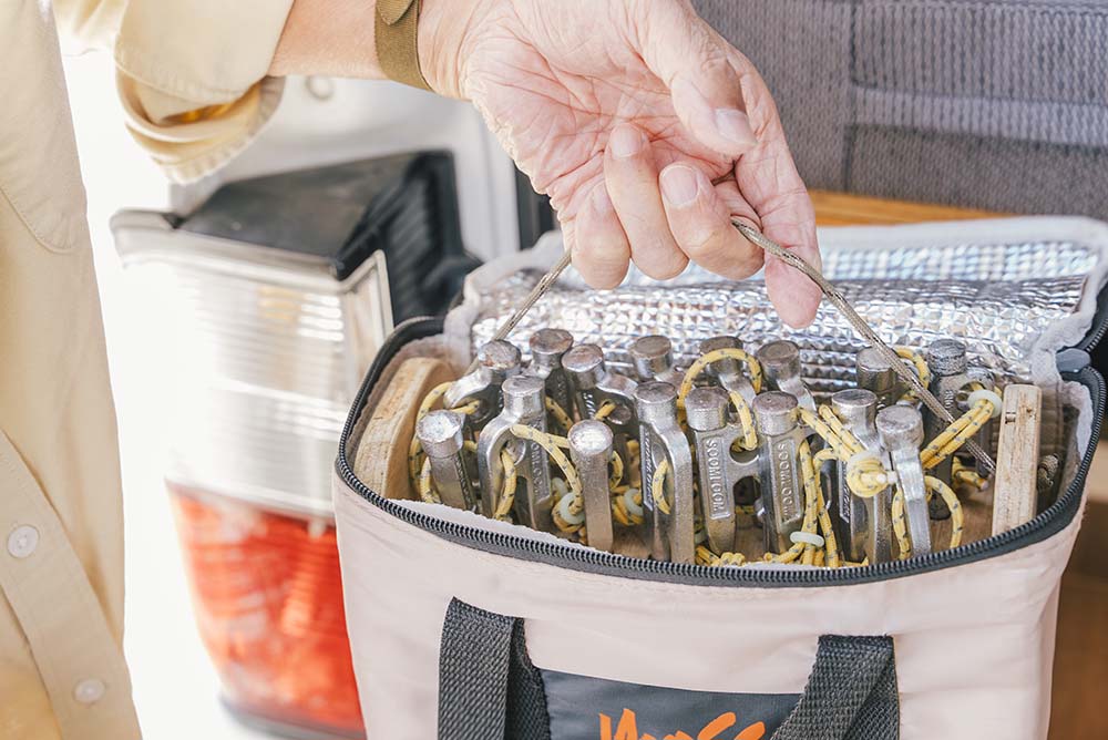 保冷バッグの中に入った無数のペグ