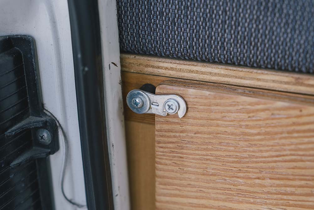 ベッド下の側面板に付けられた留め具