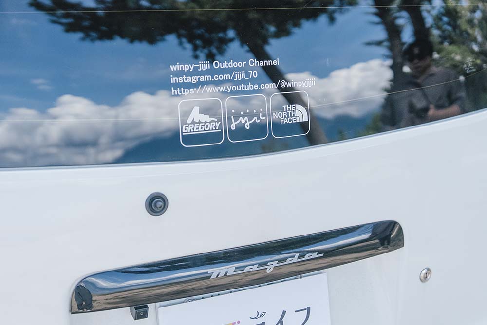 バックドアに付けられたステッカー