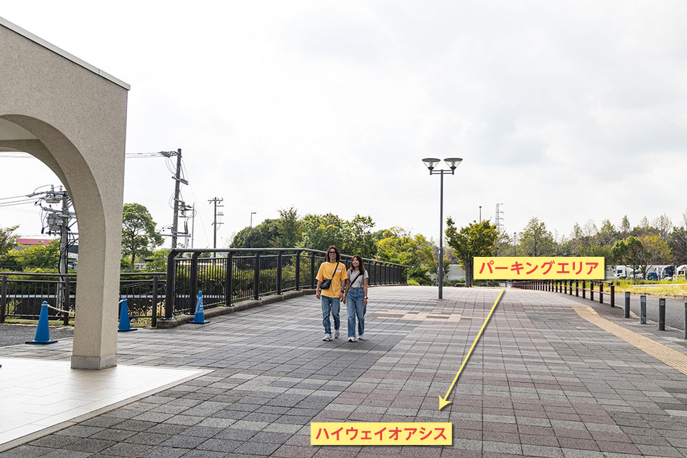 跨道橋を歩く男女