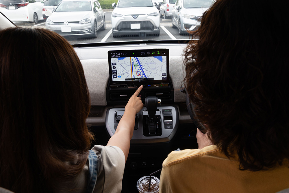 11.4インチ Honda CONNECTナビを操作する女性