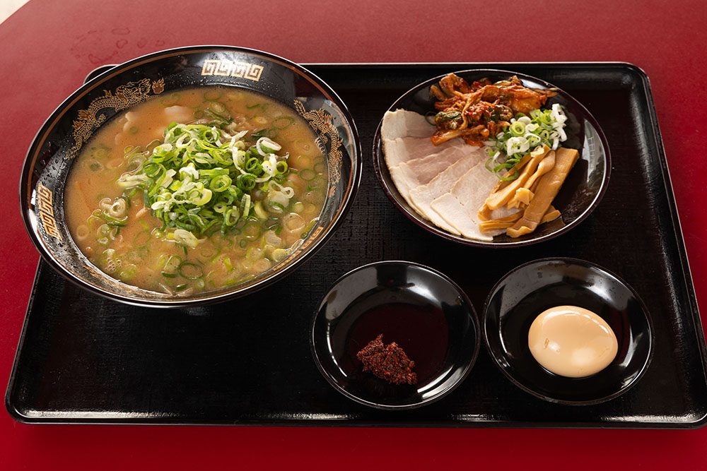 豚骨しょうゆ＋3種盛り＋味玉＋にんにく唐がらし

