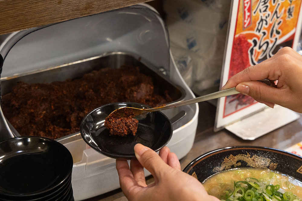 にんにく唐がらしを取る