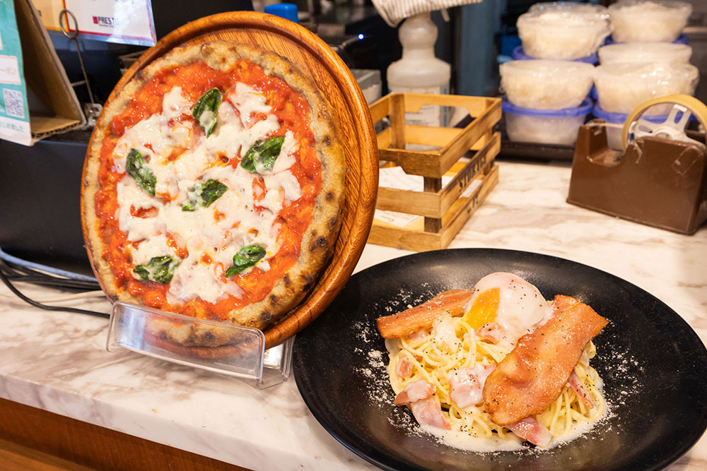 ビザとパスタの食品サンプル