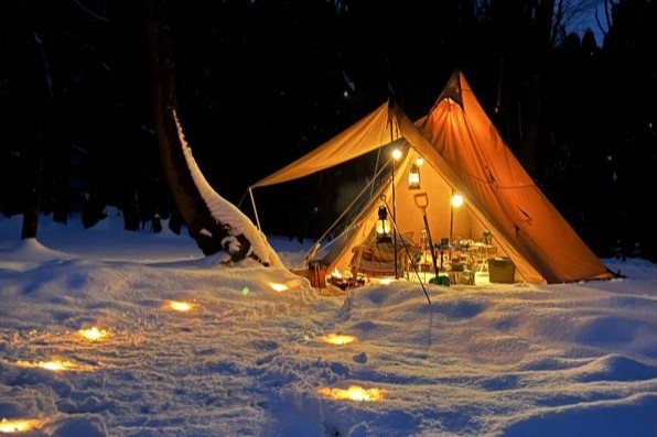 積雪のなかソロキャンプをしている様子