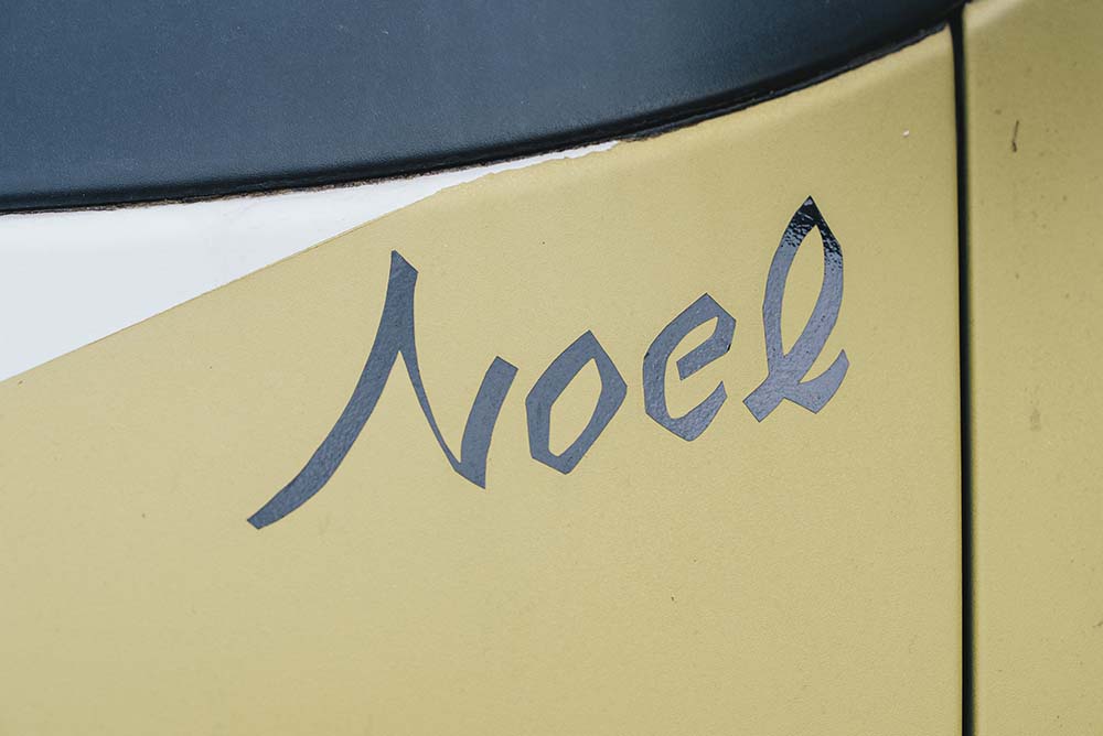 フロントガラスの下に書かれた「Noel（ノエル）」という文字