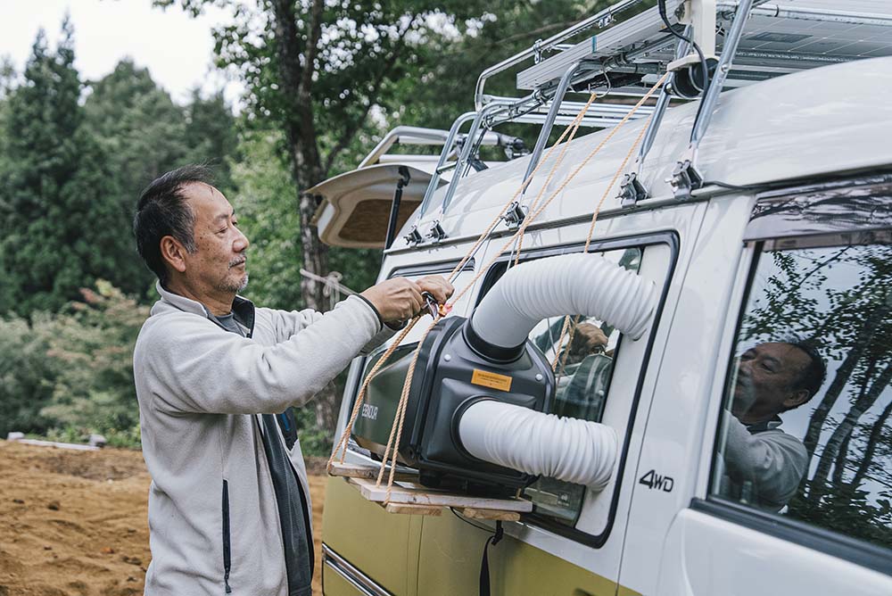 車外に吊り下げられたポータブルクーラー
