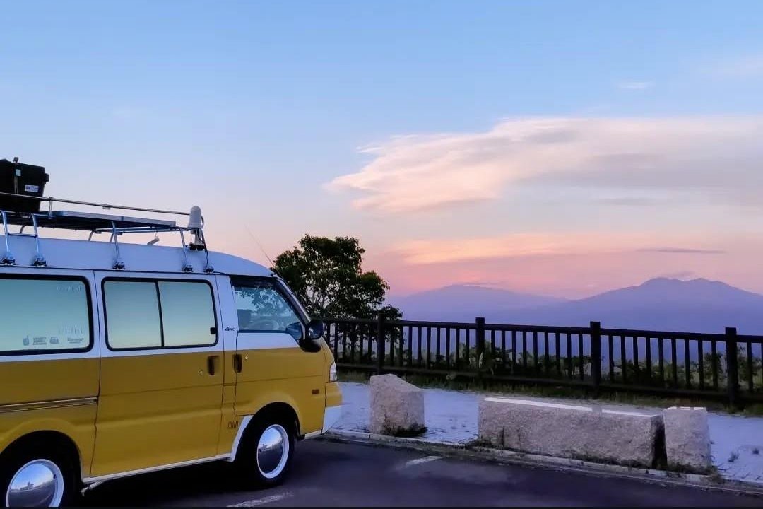 藻琴山展望駐車公園から見た夕焼けに染まる知床半島