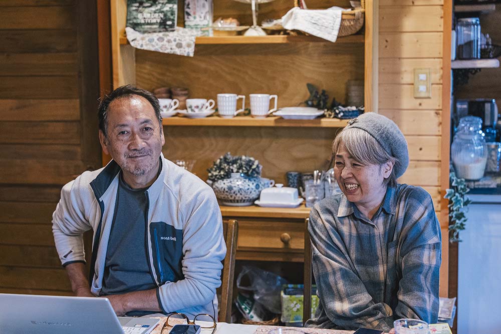 別荘内でインタビューに応えるfumiさんとyokkoさん
