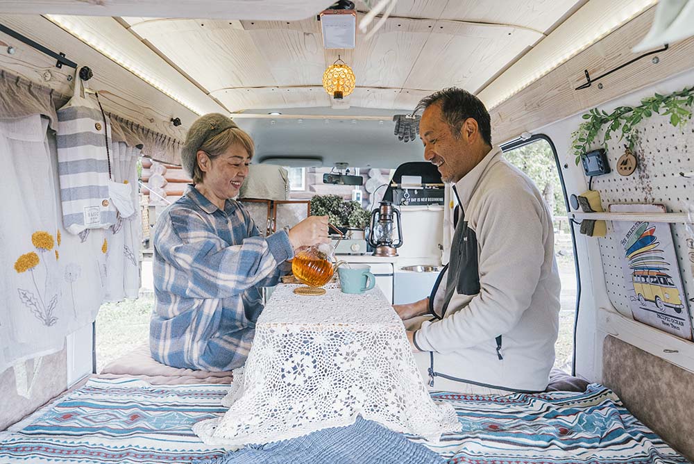 車内でお茶を入れる二人