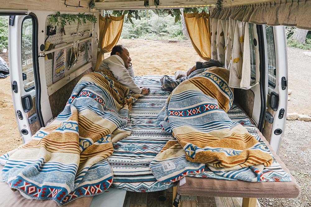 就寝モードの車内。二人が快適に眠れる広さ