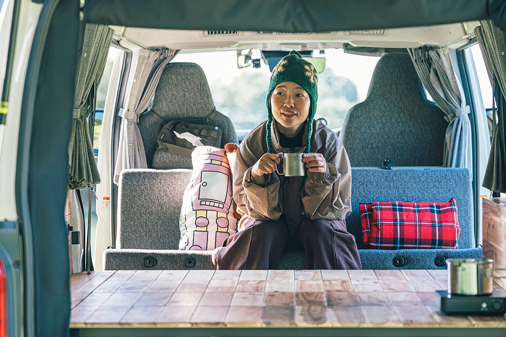 車内でコーヒーを飲むイモトさん