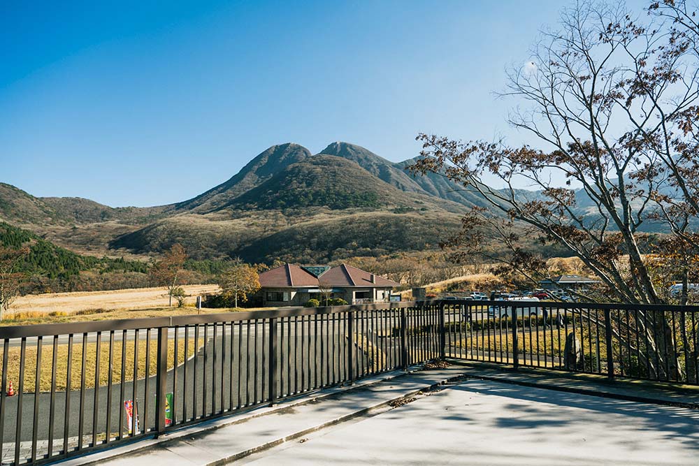 ２階テラスから望む三俣山