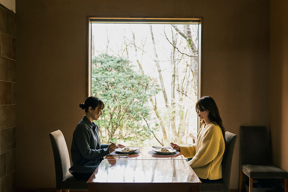 瀬の本の季節を体現したイタリアンを食べるふたりの女性