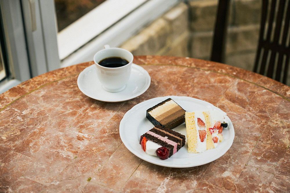 コーヒーと３種類のケーキ