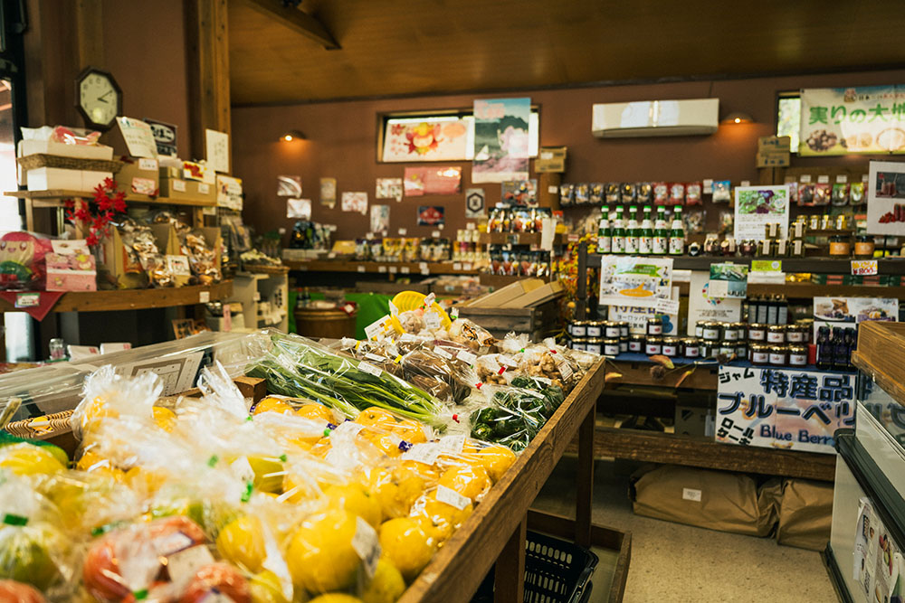 地元で採れた野菜などが並ぶ店内